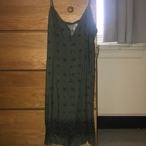 ✨NEVER WORN Mudd Green romper with black print✨